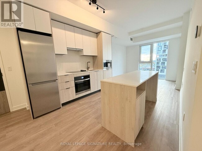 Photo du bâtiment - 1007 The Queensway