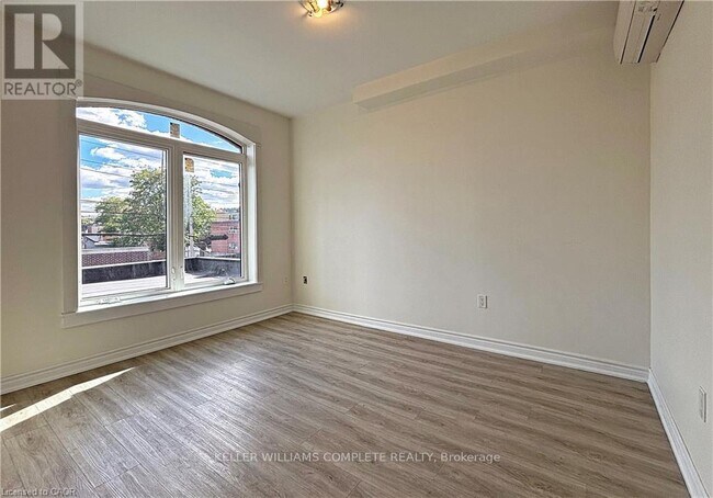 Building Photo - 2 Wentworth St S