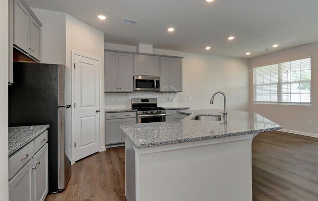 Building Photo - Beautiful 3 Bedroom/2.5 Bath Townhome in C...