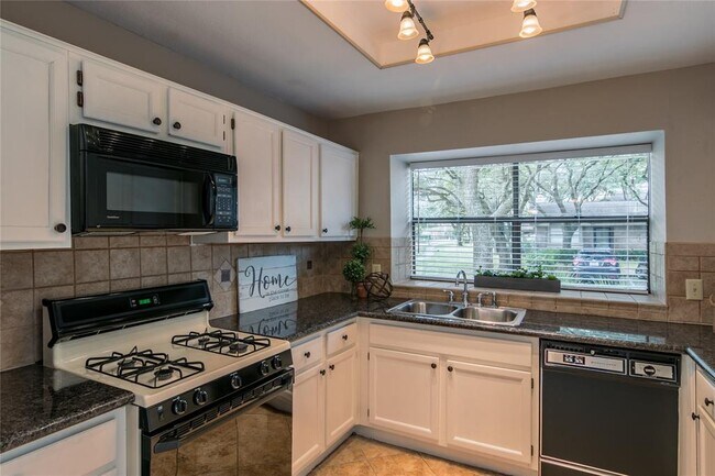 Foto del edificio - 2711 Grants Lake Blvd