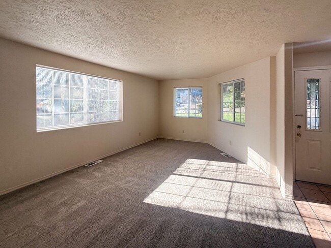 Building Photo - 3200 Lorian Ln SE