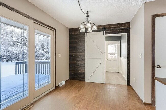 Foto del edificio - 1465 Crest Dr, Chaska, MN, 55318