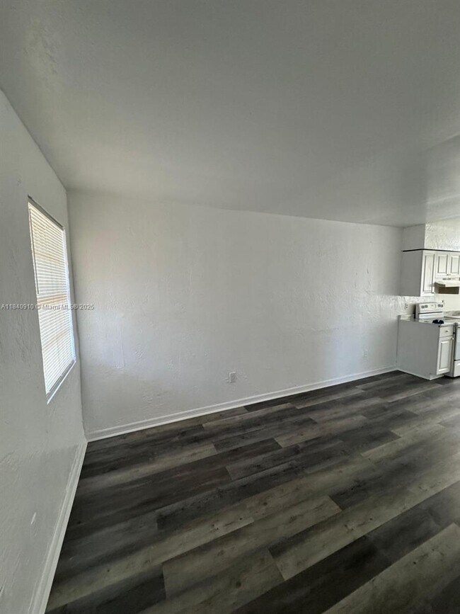 Foto del edificio - 3221 NW 48th St