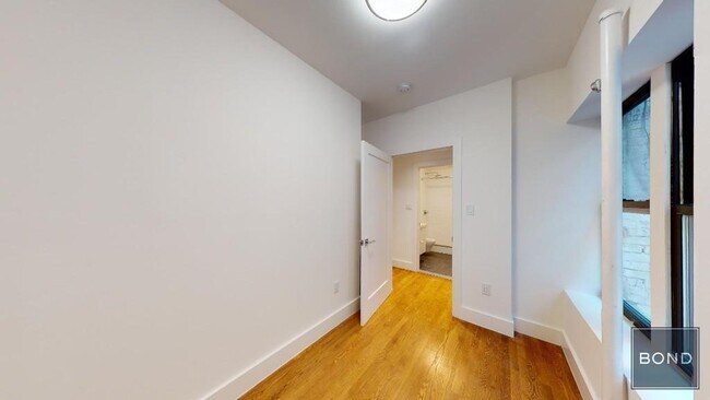 Foto del edificio - 240 W 10th St