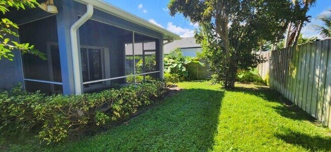 Foto del edificio - 2073 Cove Ln