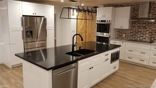 Building Photo - 5 br, 4 bath House - Hollywood Hills