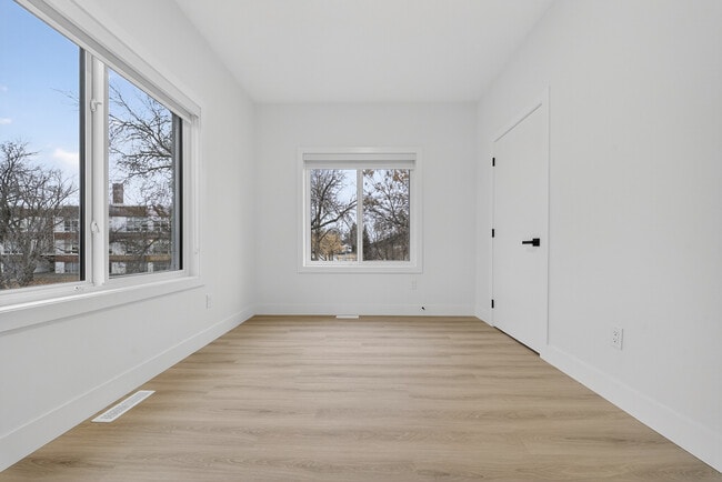 Photo du bâtiment - 8829-8122 122 Ave NW