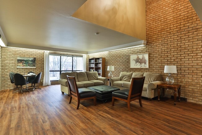 Building Photo - 444 N Clay Ave