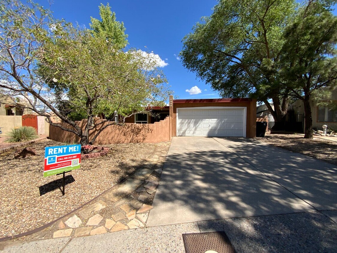Foto principal - 3 Bedroom Single Story Home Available Near...