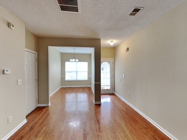 Building Photo - One Month Free Rent! Great 3 bedroom home ...