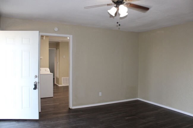 Building Photo - Cute 1 bed! Great location!