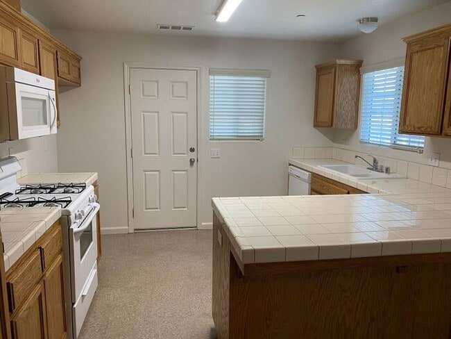 Building Photo - Lovely NW Visalia condo available! Section 8!