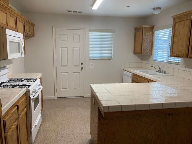 Foto del edificio - Lovely NW Visalia condo available! Section 8!