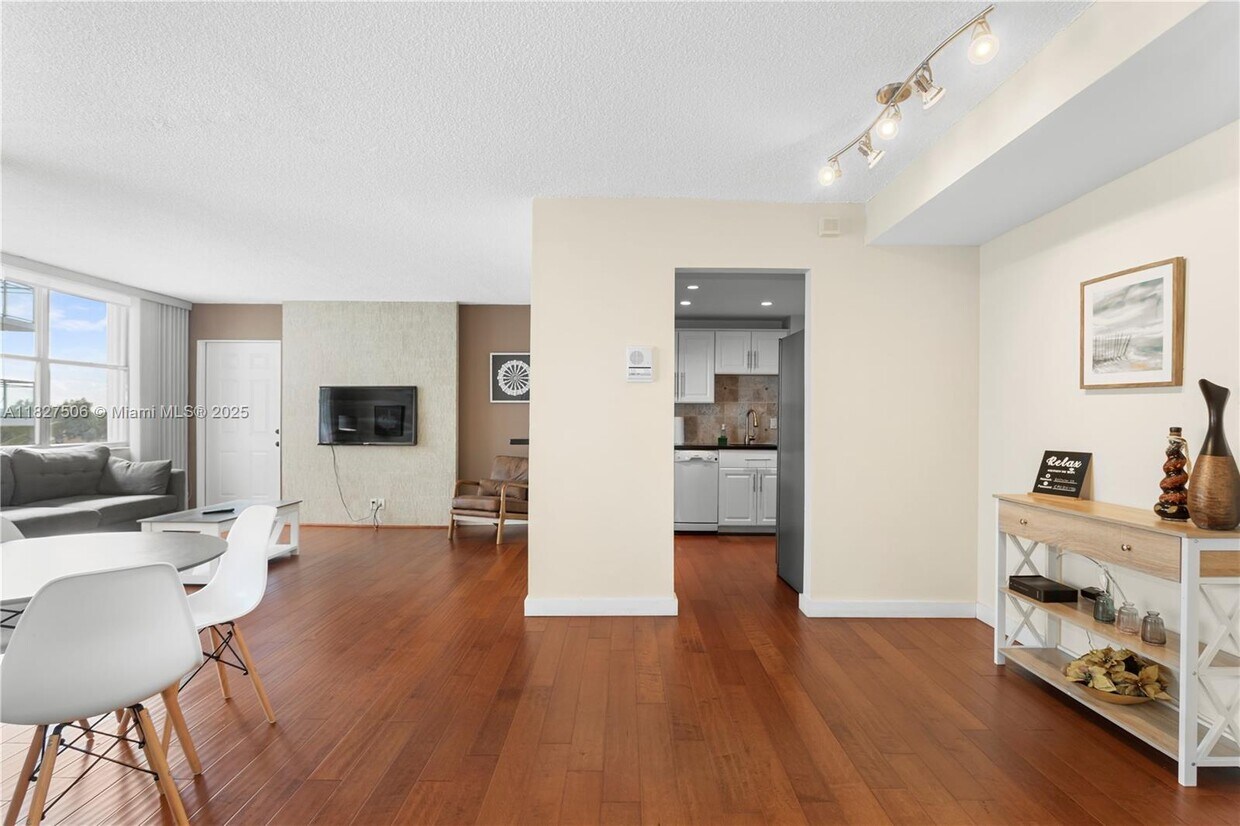 Foto principal - 9440 W Bay Harbor Dr