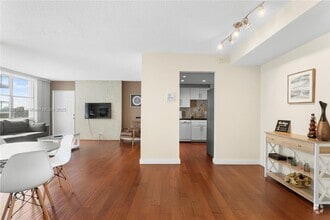Building Photo - 9440 W Bay Harbor Dr