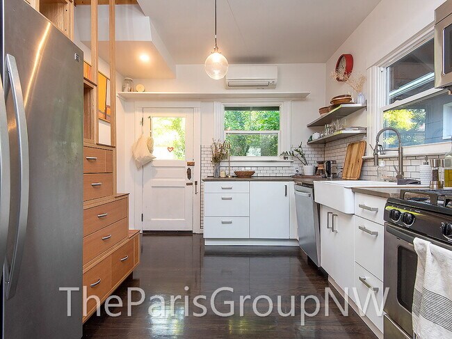 Foto del edificio - Remarkably Remodeled Queen Anne Home w/Air Conditioning!