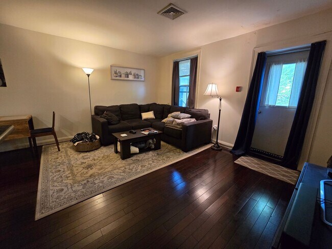 Foto del edificio - Spacious, Sunny 2BR w/ HW Floors, W/D, A/C...