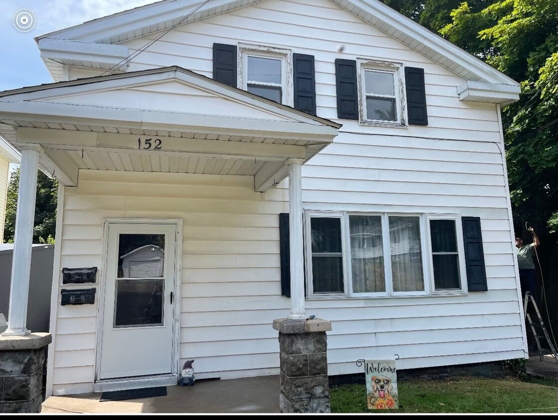 Primary Photo - 152 E 5th St