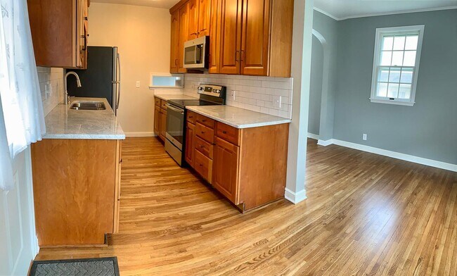 Building Photo - 415 8th Ave SW
