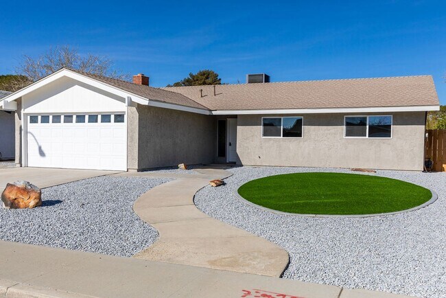 Foto del edificio - 4 Bedroom Pool Home w/ Dual Cooling!