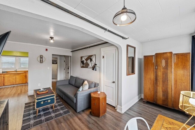 Building Photo - Coos Bay Apartments at Heritage House #1: Pet-Friendly Comfort