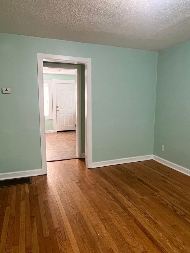 Building Photo - Cute 2 bedroom 1 bath in Asheville