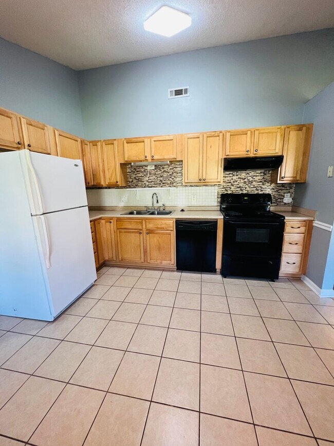 Building Photo - Convenient Comfort: 3-Bed, 2-Bath Home Nea...