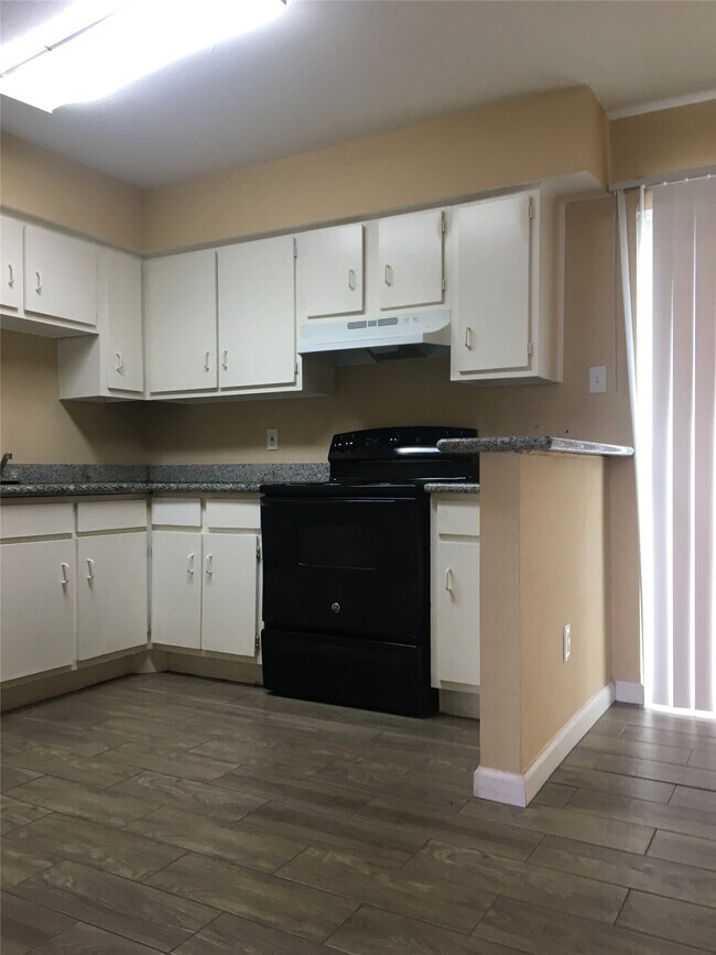 Foto del edificio - 5625 Antoine Dr