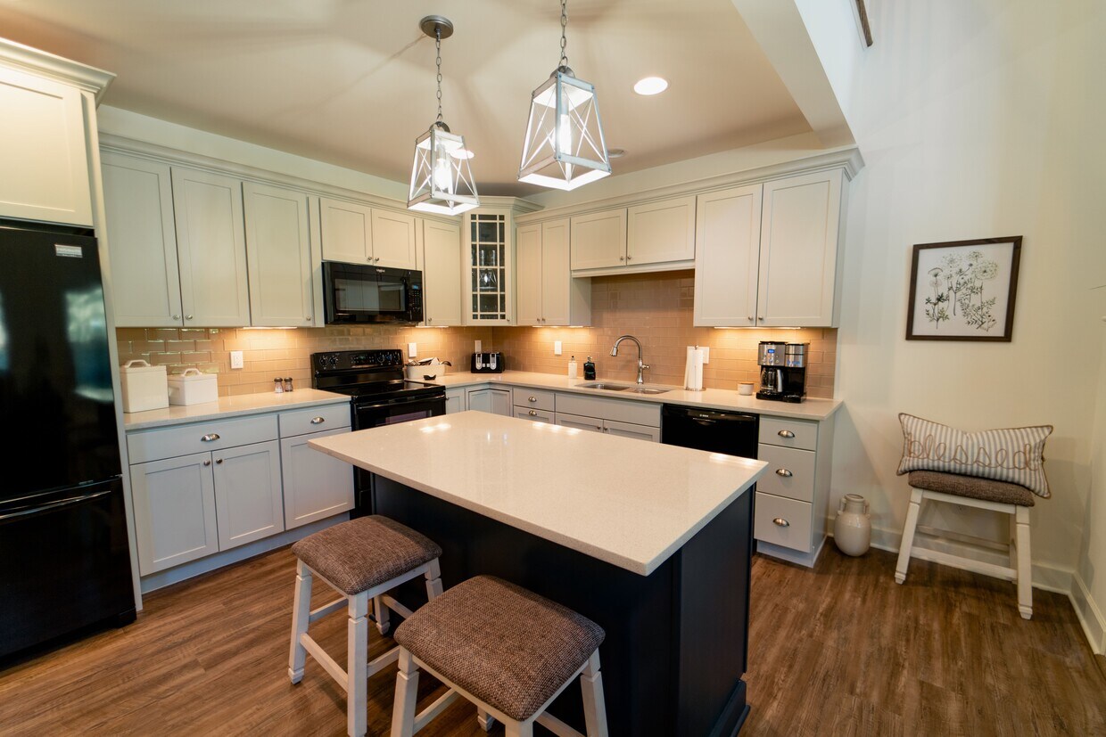 Foto principal - 4992 Lake Shore Dr