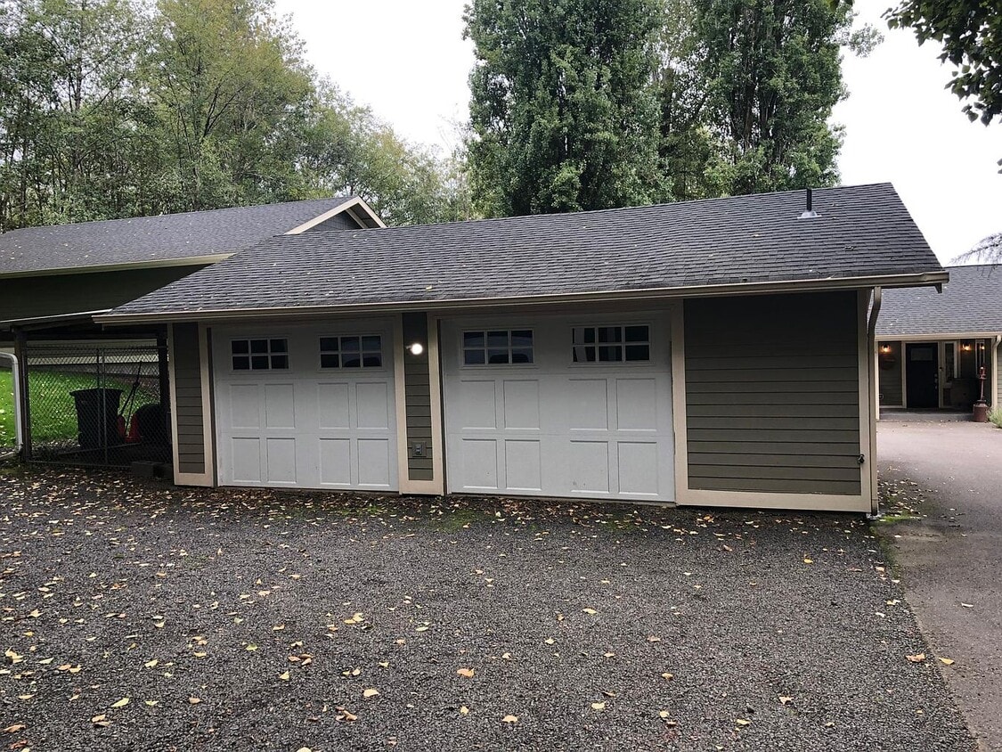 Building Photo - 2550 SE Mullenix Rd