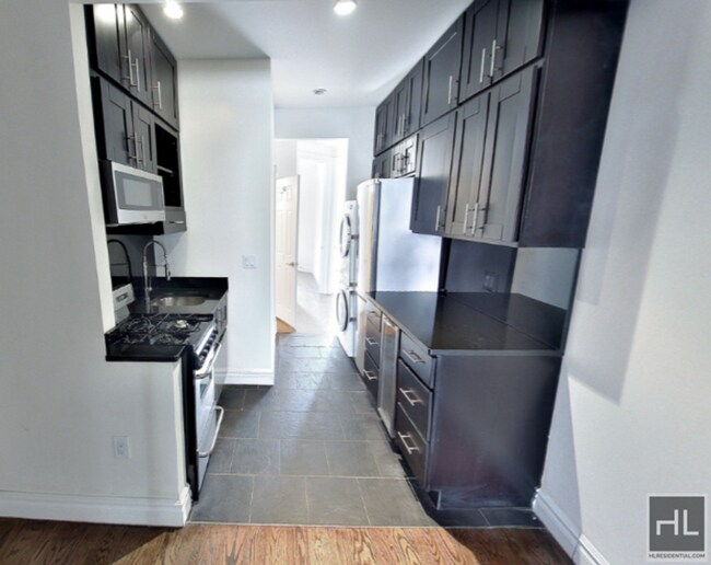 Foto del edificio - Beautiful 4 Bedroom 2 Bath Apartment In Mi...