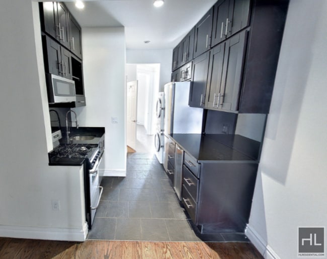 Building Photo - Beautiful 4 Bedroom 2 Bath Apartment In Mi...