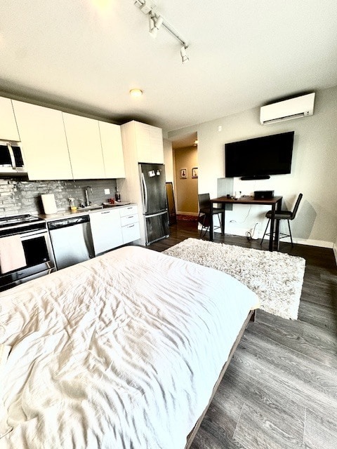 Building Photo - 2407 W Eastwood Ave