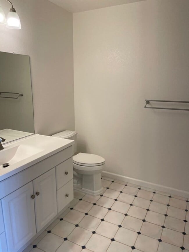 Building Photo - 1 Bed/1 Bath Upstairs Apartment in Gated SR Complex.