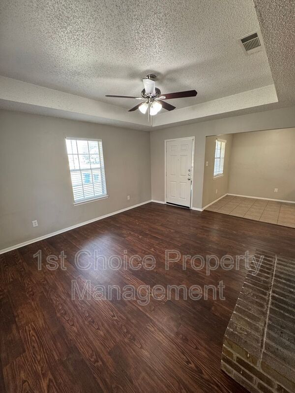 Foto del edificio - 996 Meadow Cir S