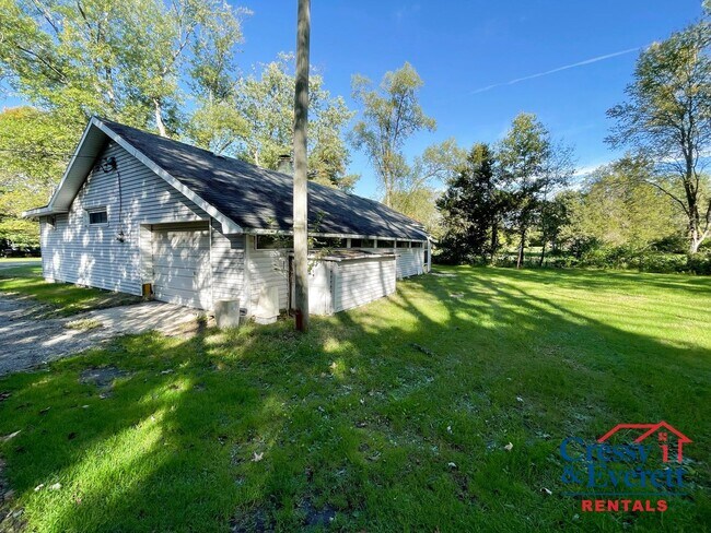 Building Photo - 4 Bedroom Rural Ranch