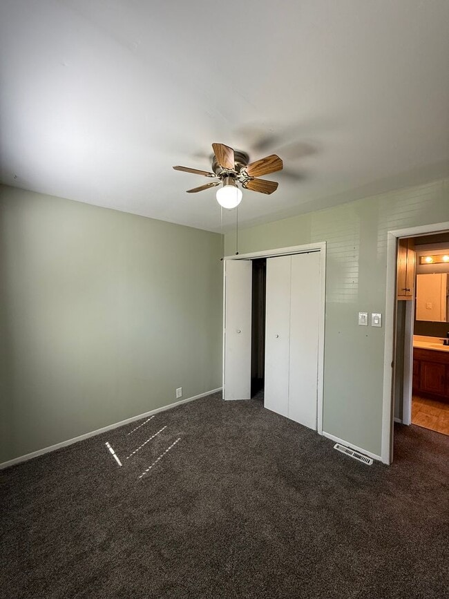 Building Photo - 2 bedroom 1 bathroom