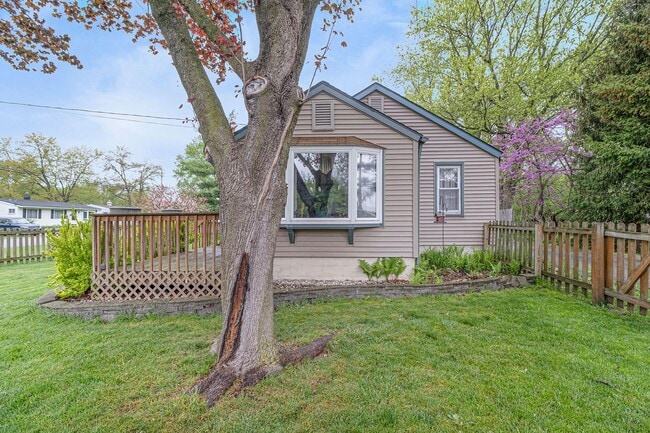 Foto del edificio - Charming, remodeled 2-Bed/1-Bath  ranch style home with enclosed yard and garage with bonus stora...