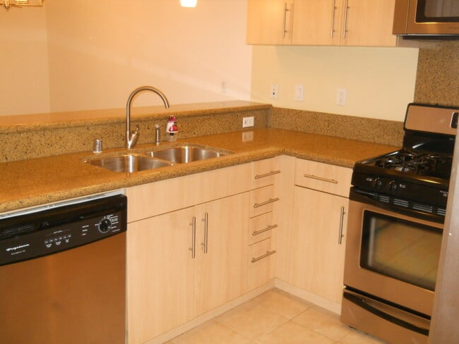 Foto del edificio - Beautiful 2 bedroom 2 bath town home plus ...