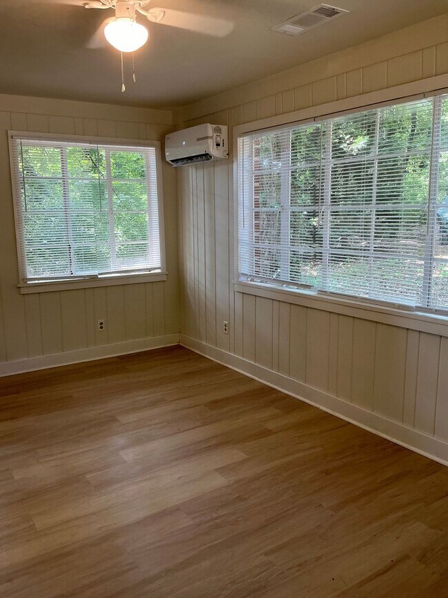 Foto del edificio - 1 Bedroom/ 1 Bath Cottage off Prince Avenu...