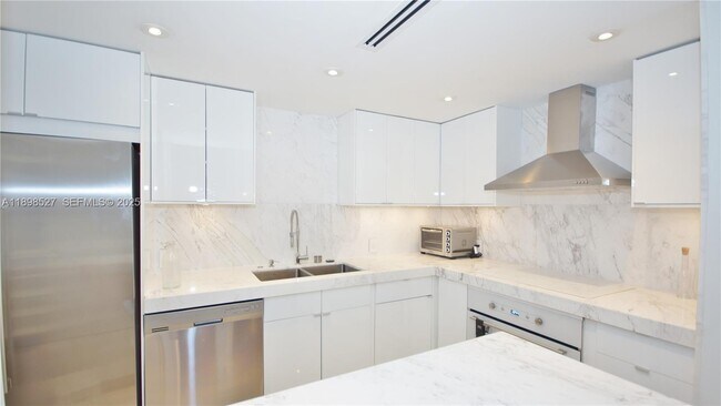 Foto del edificio - 100 Bayview Dr