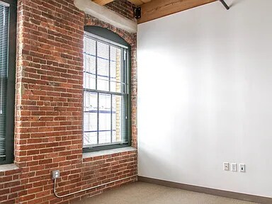 Building Photo - 381 Congress St