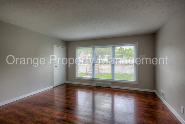 Building Photo - FONTENELLE VIEW-NO APP FEE-MI SPECIAL