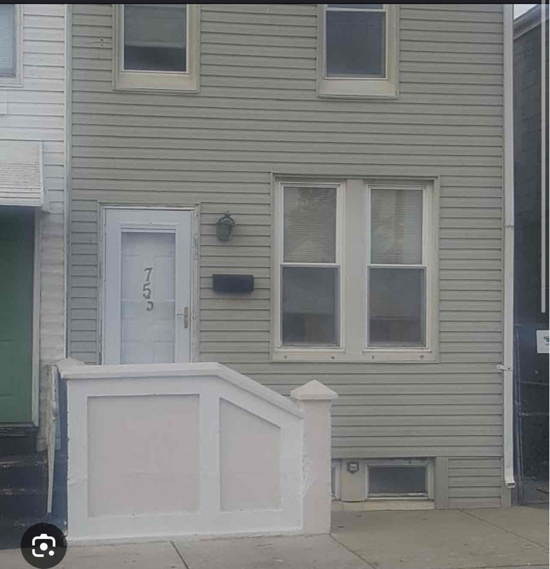 Primary Photo - 753 E Princess St
