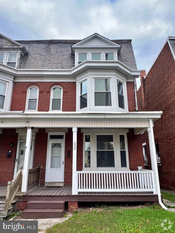 Building Photo - 825 N George St