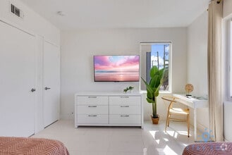 Building Photo - 809 S Ocean Dr