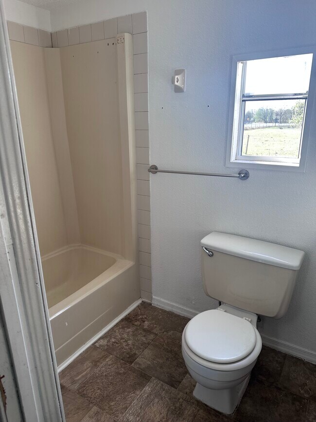Foto del edificio - 5584 Lake Buffum Rd