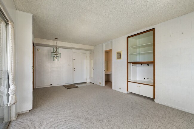 Foto del edificio - Ala Wai Cove, Studio, 1 bath Condo with one full-size assigned parking stall.