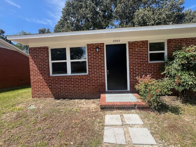 Building Photo - 4945 Fieldcrest Dr