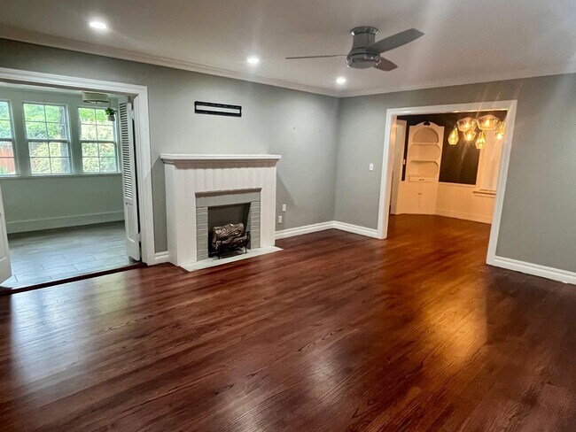 Building Photo - Super Cute 2 Bedroom 1 Bath!!